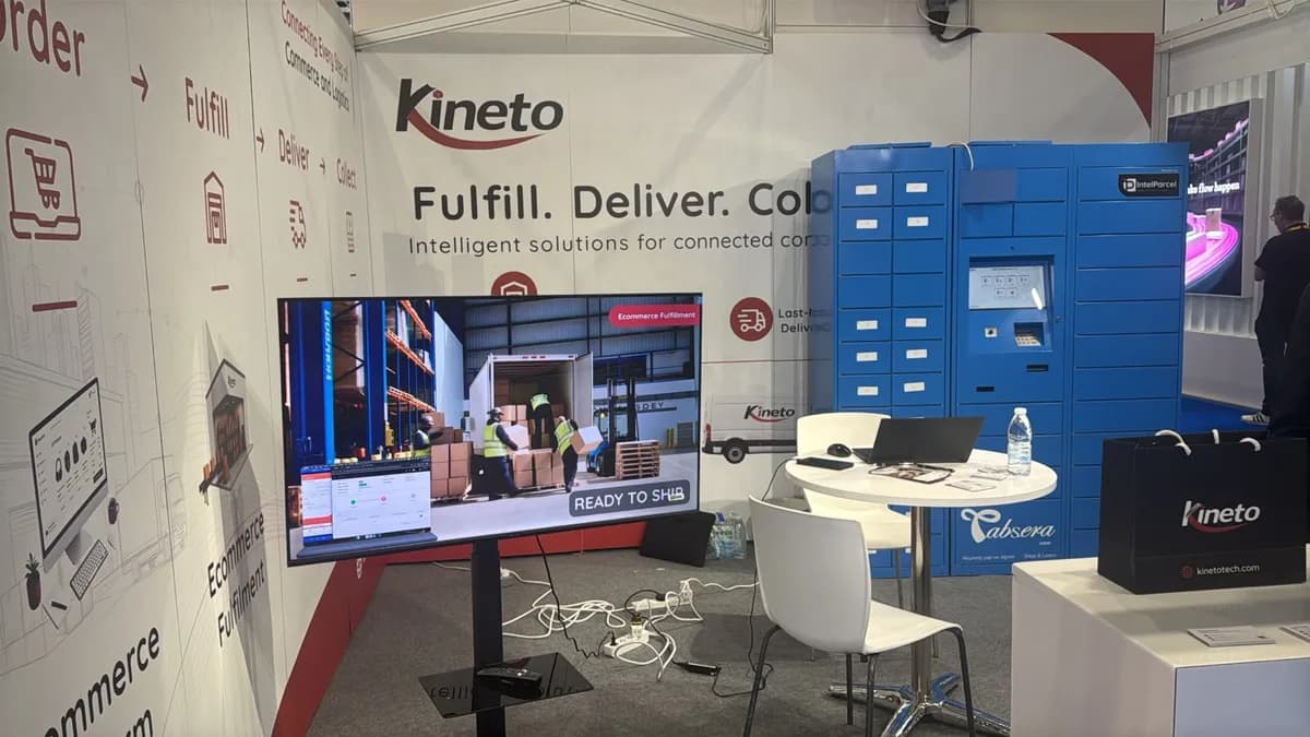 Kineto booth at Parcel+Post Expo London 2026 with blue smart parcel lockers and a fulfillment demo screen